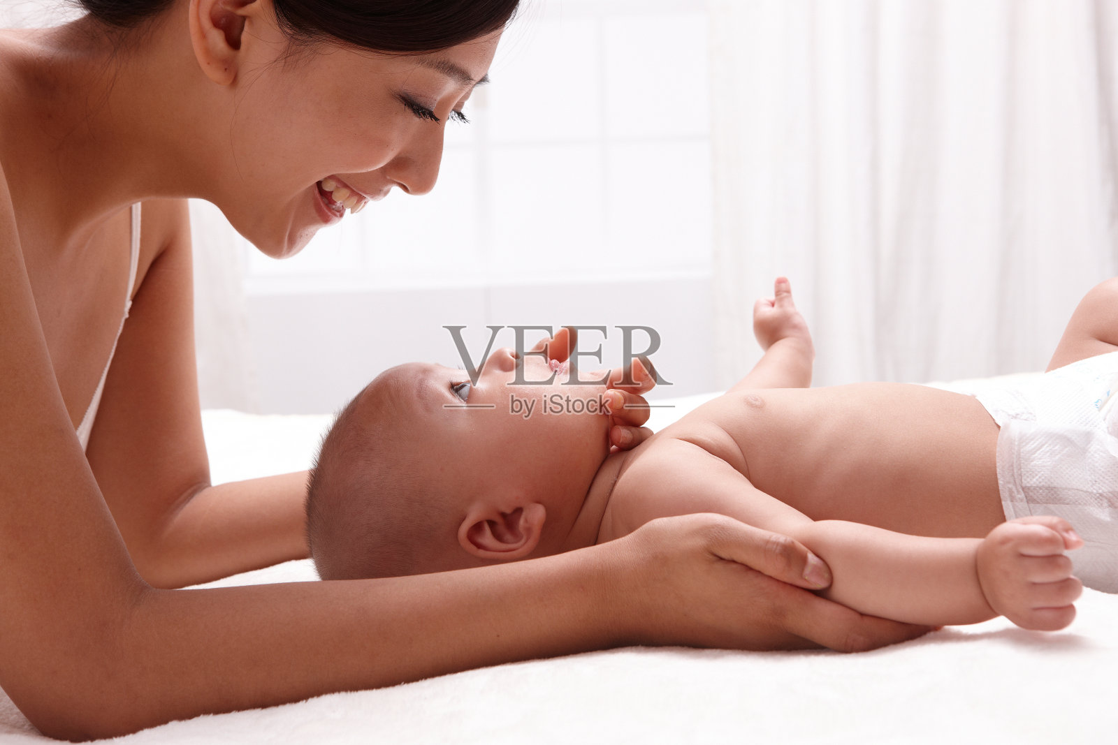 母亲和婴儿照片摄影图片