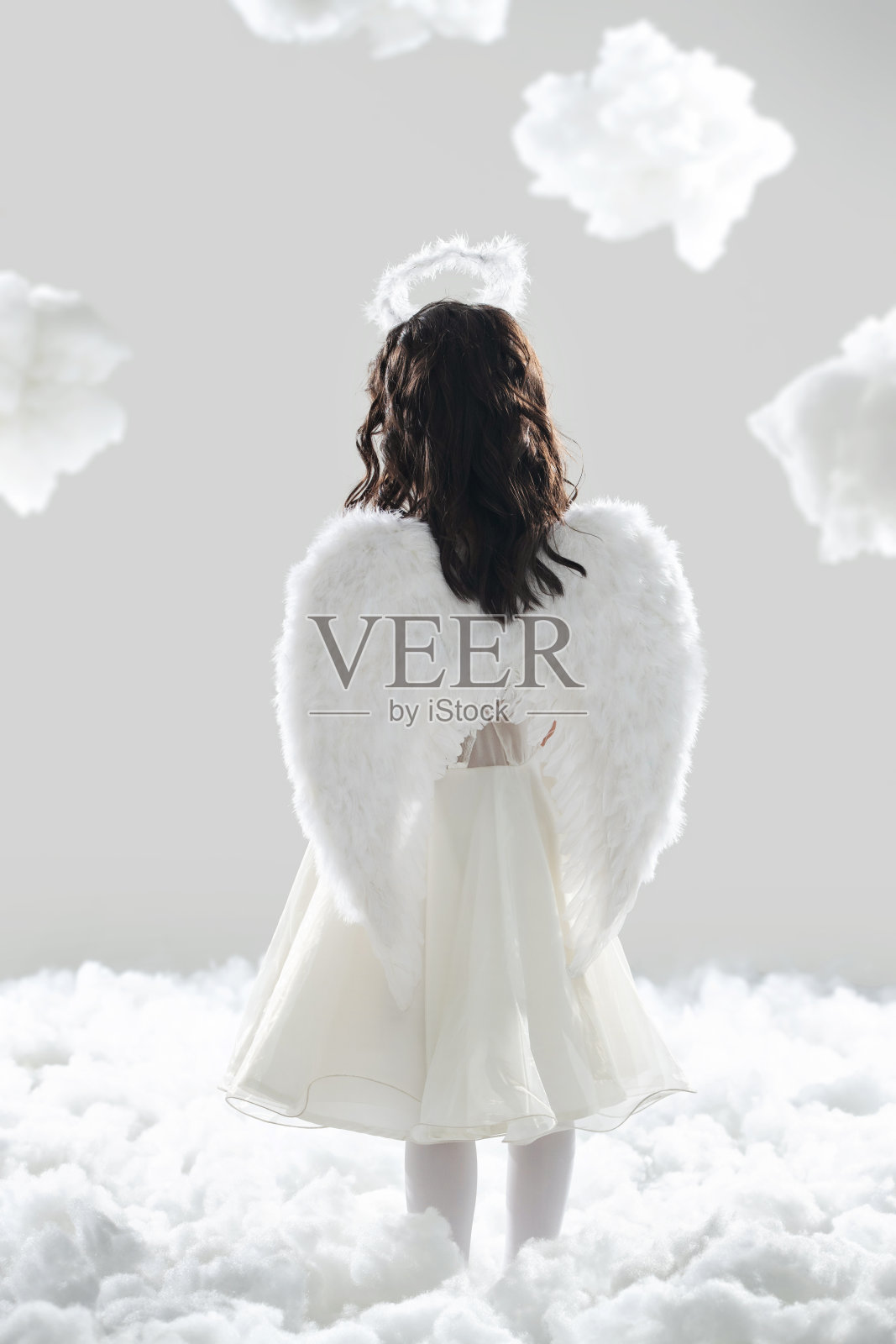 天使装扮的小女孩玩耍照片摄影图片