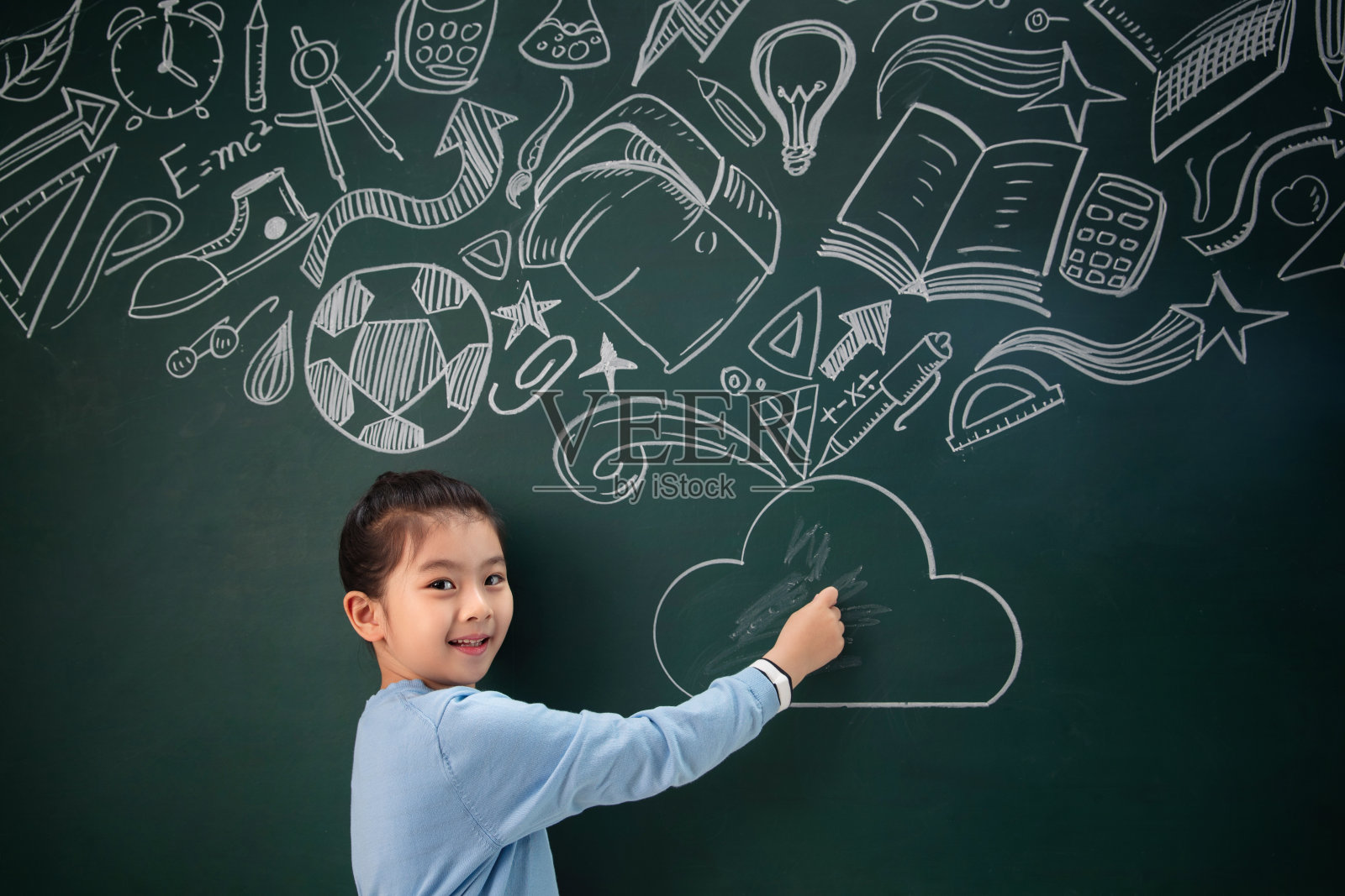 站着黑板前的小学女生照片摄影图片