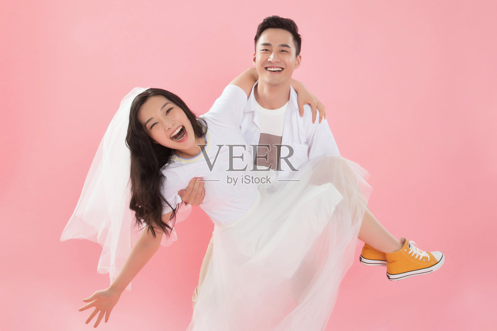 快乐的青年男人抱起女朋友照片摄影图片