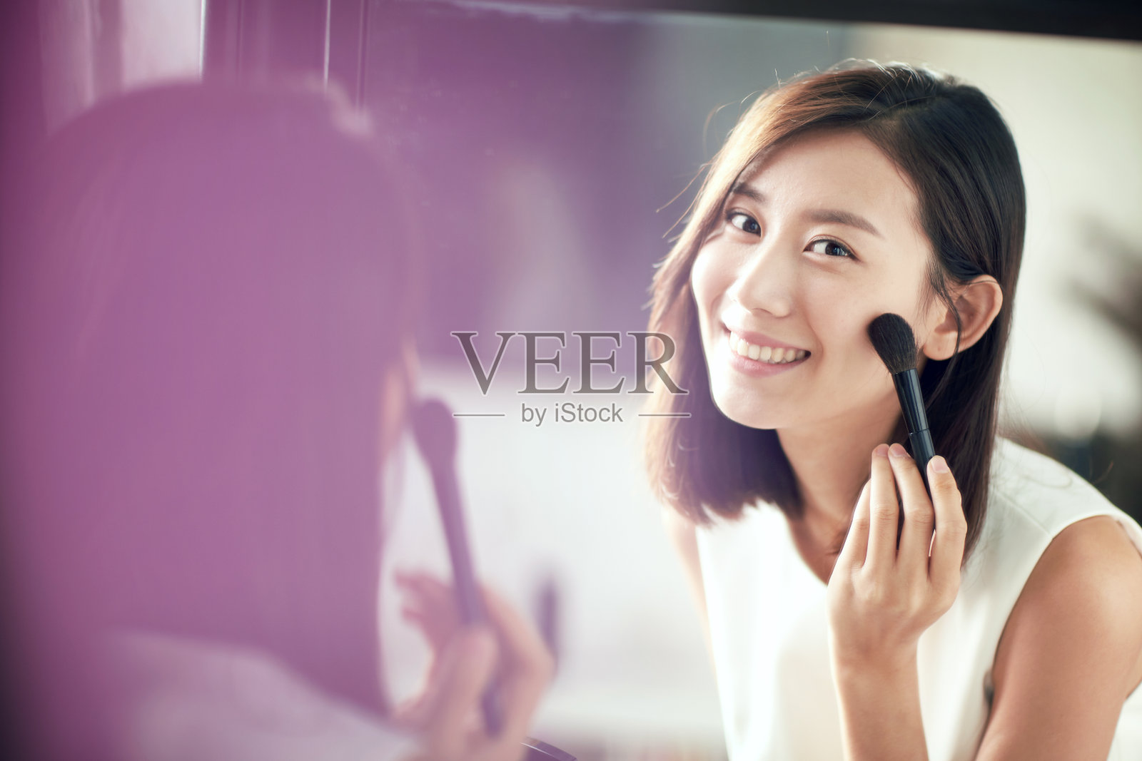 年轻美女化妆照片摄影图片