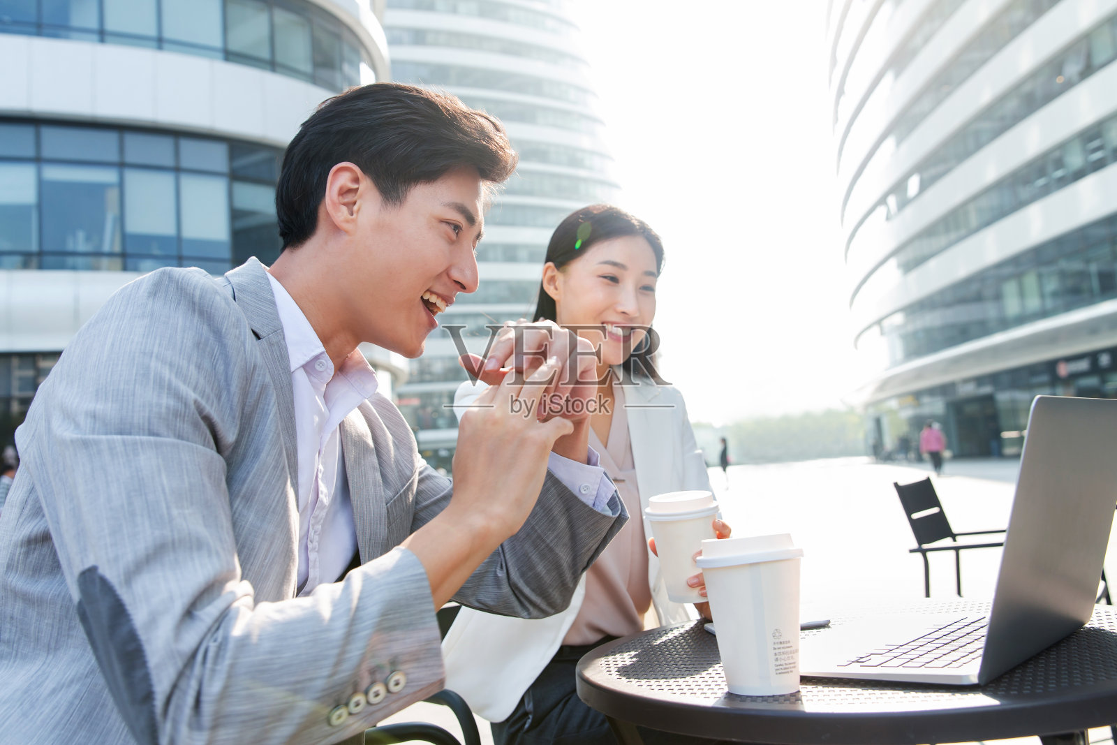 商务人士在露天餐厅里讨论工作照片摄影图片