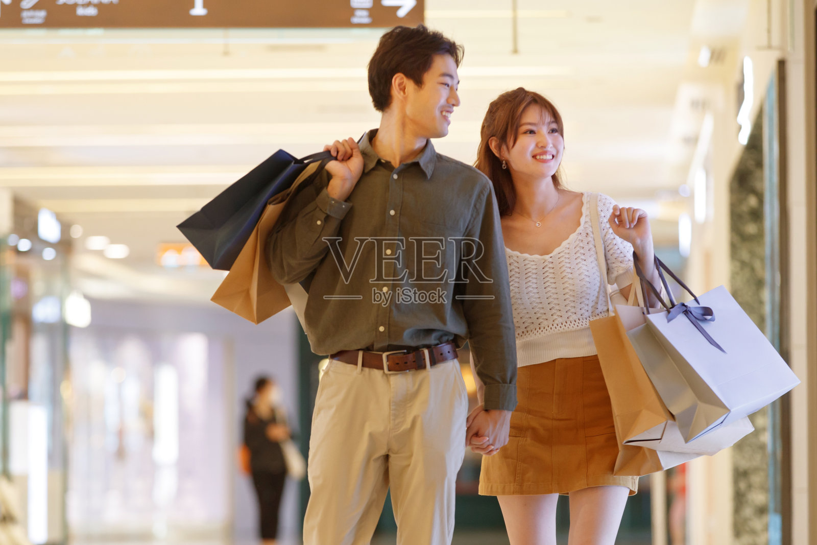 在商场里购物的幸福情侣照片摄影图片