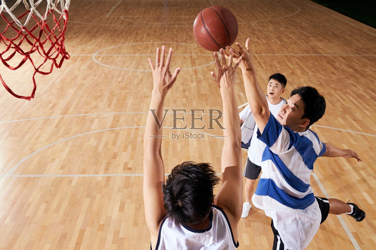 青年男人打篮球照片摄影图片