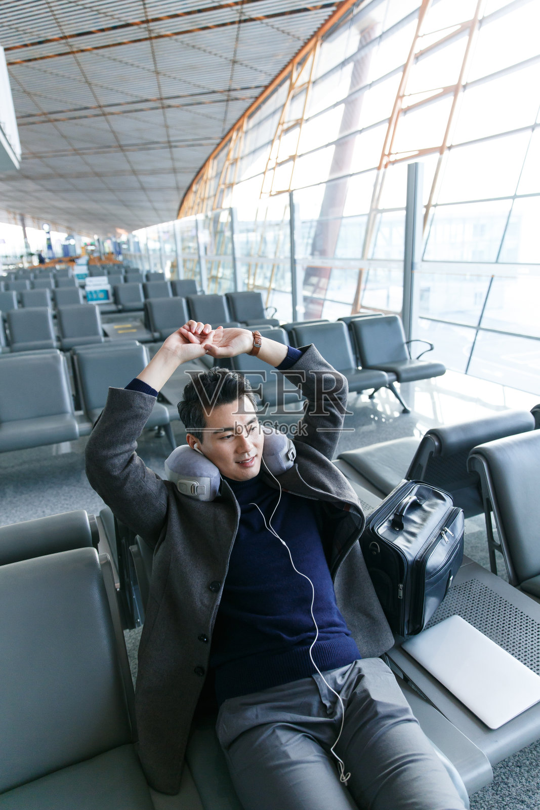 商务男士在机场照片摄影图片