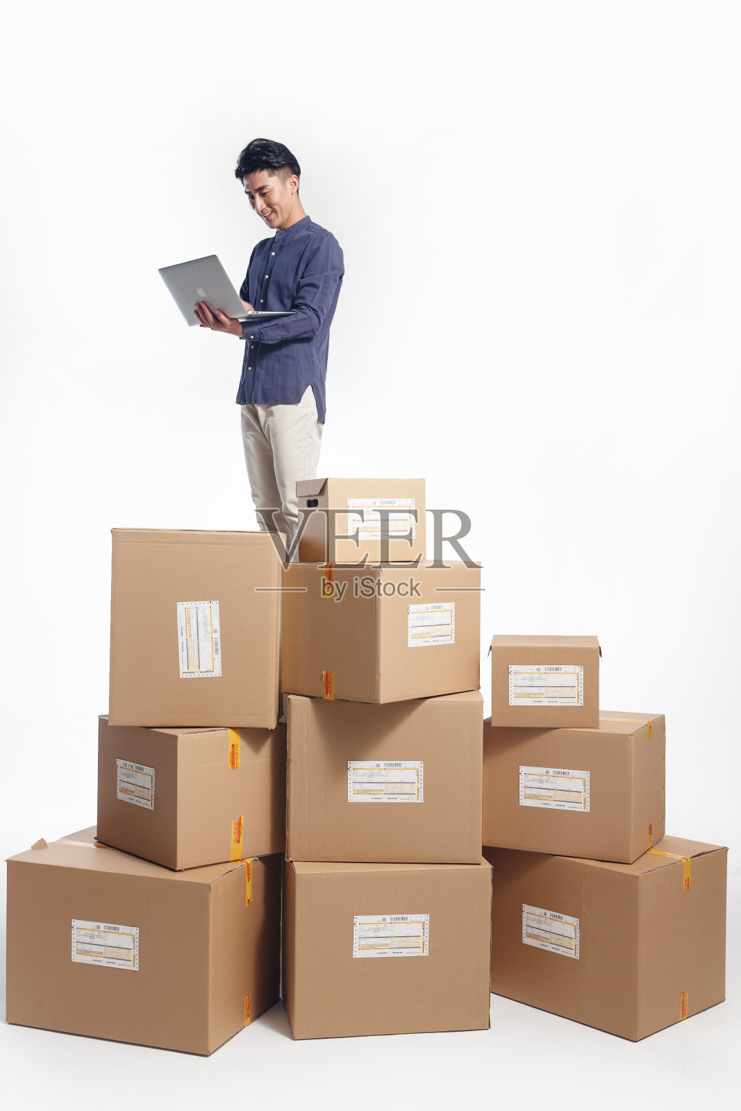 青年男人使用电脑照片摄影图片