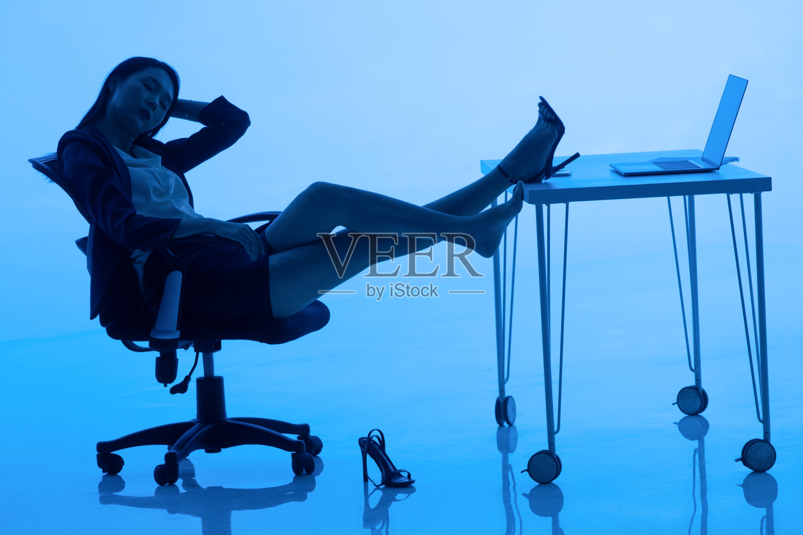 商务女士靠在椅子上休息照片摄影图片