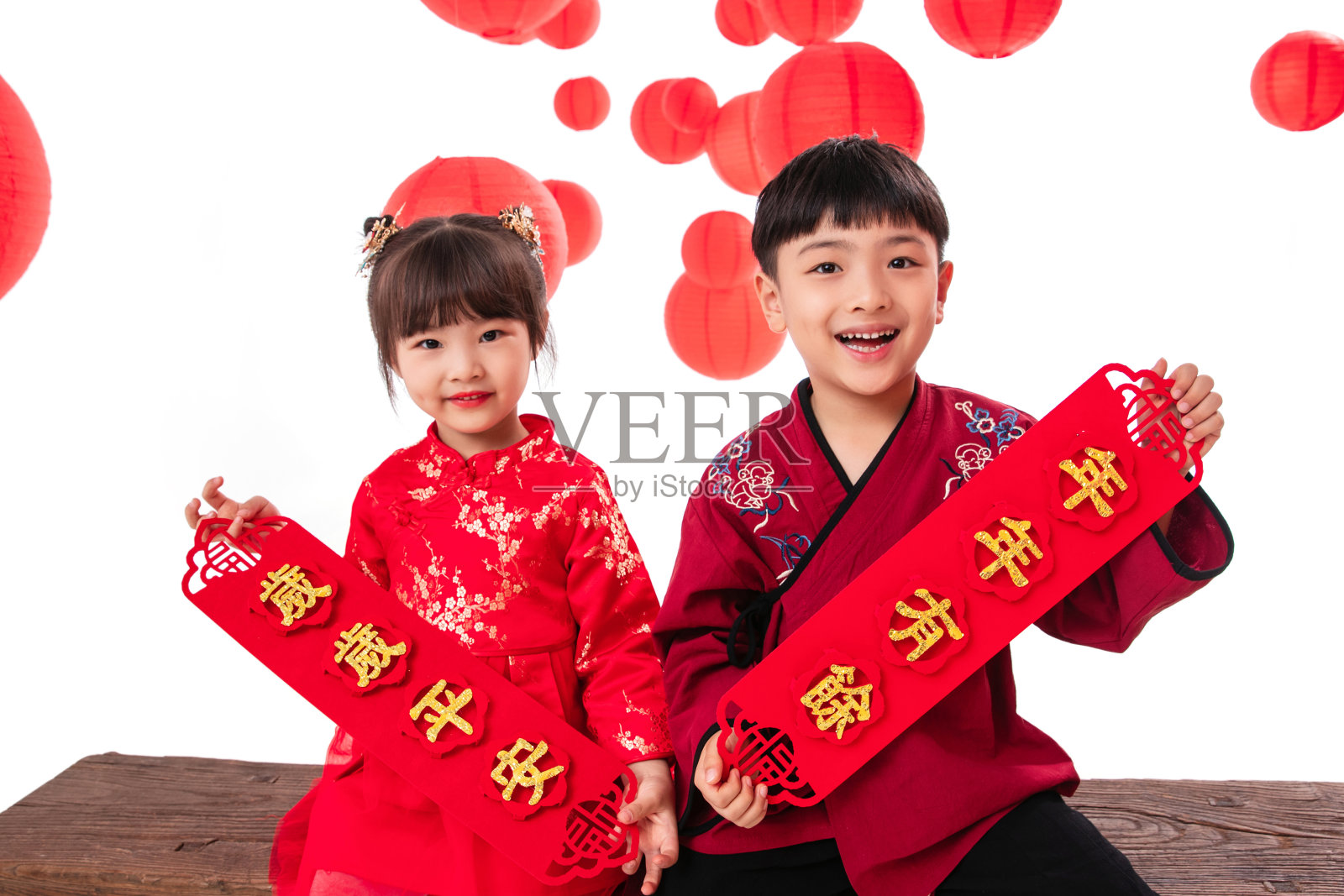 欢乐的男孩女孩手拿春联庆祝新春照片摄影图片