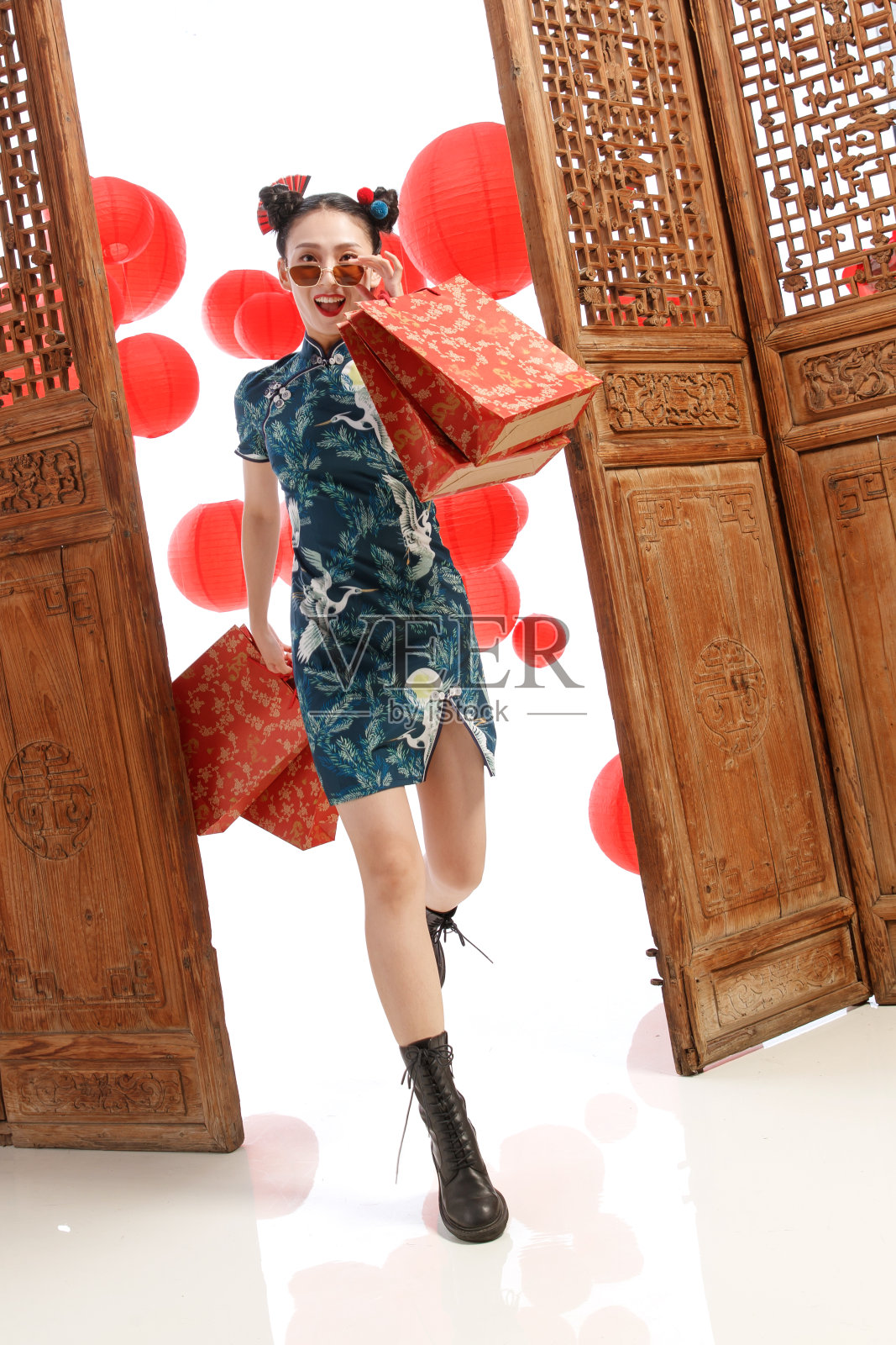 快乐女人新年购物照片摄影图片