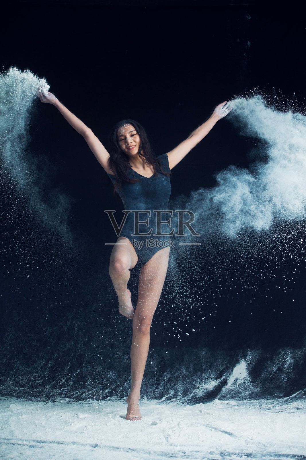 青年女人在跳芭蕾舞照片摄影图片