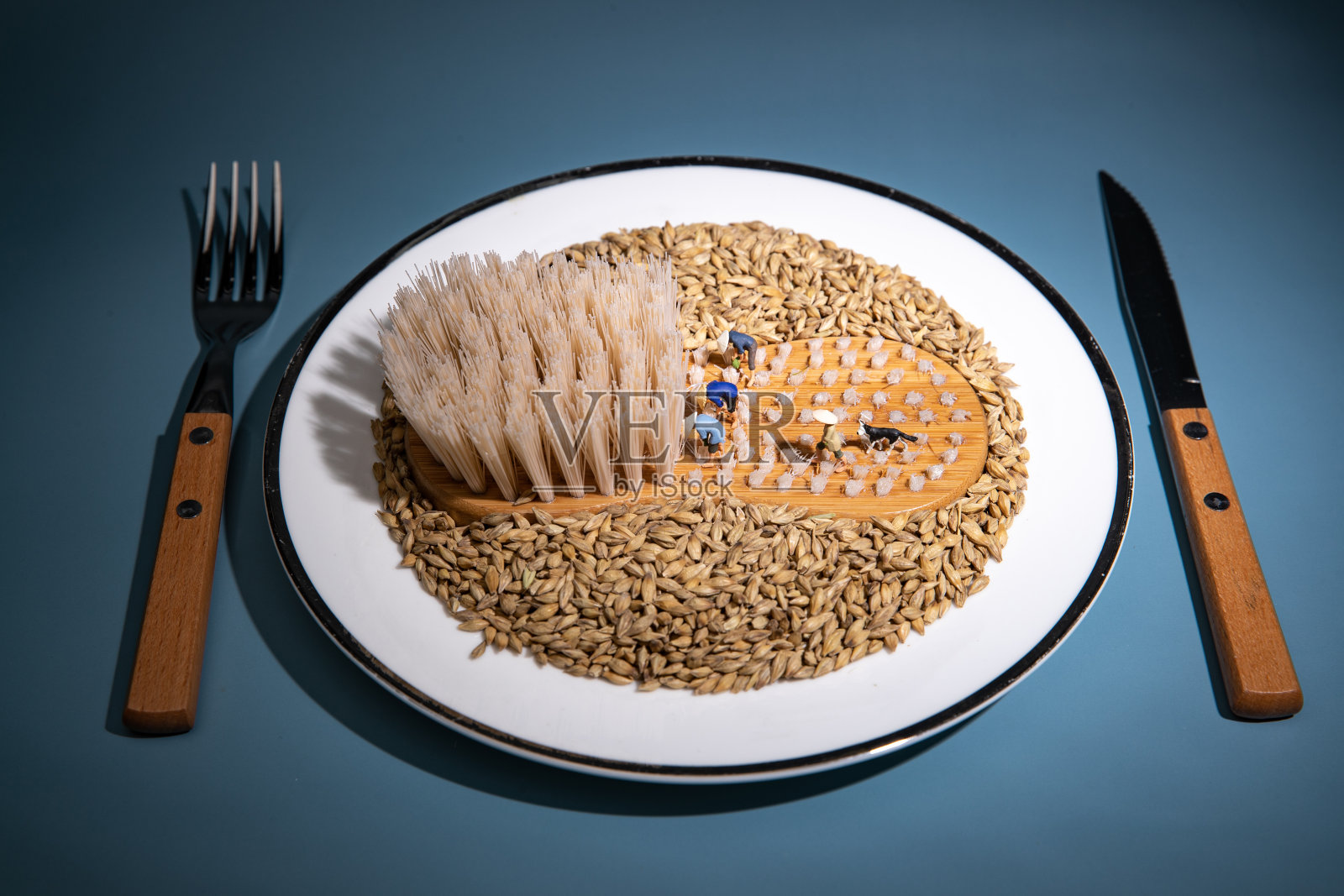 农民收割麦子创意照片摄影图片