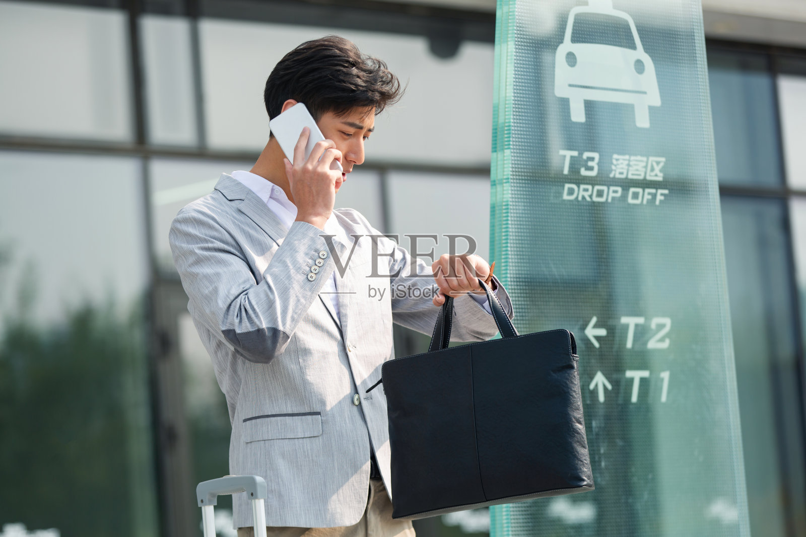 上班路上的商务男士照片摄影图片