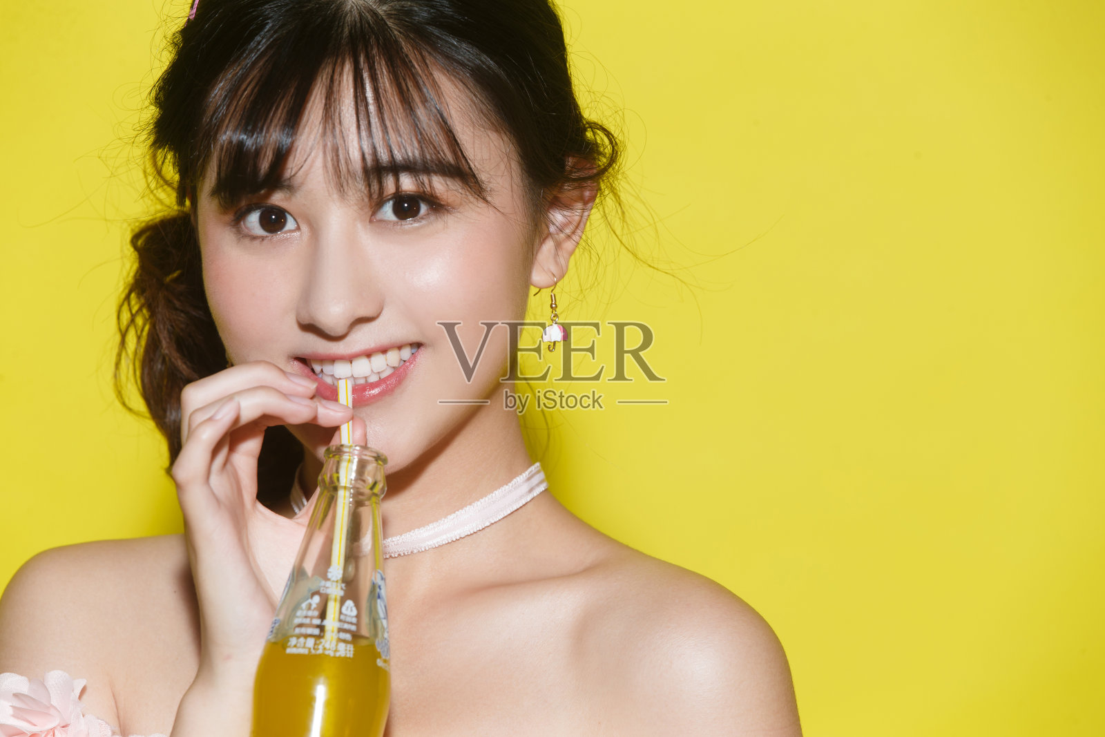 年轻女人喝汽水照片摄影图片