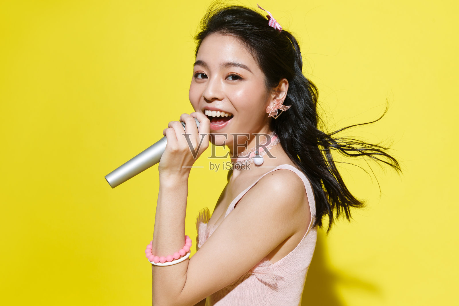 年轻女人唱歌照片摄影图片