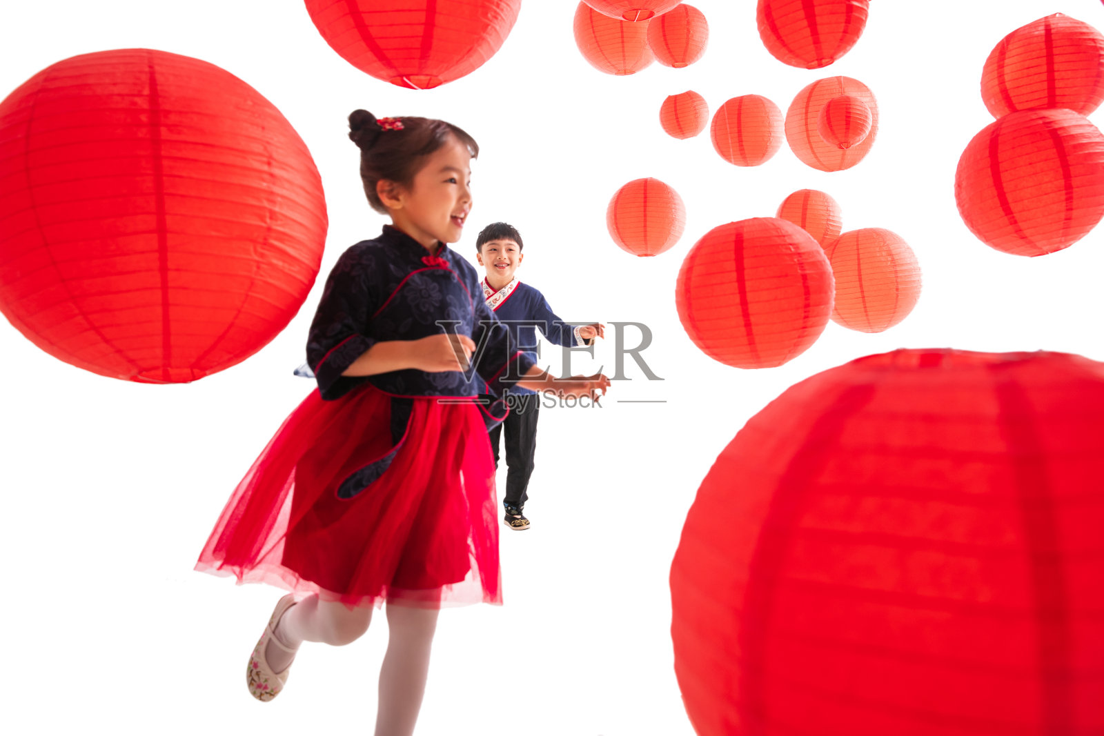 红灯笼下玩耍的男孩女孩照片摄影图片