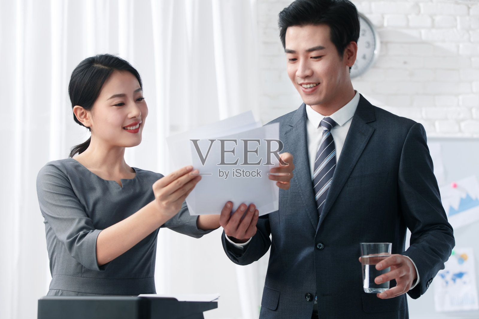 青年商务男女在办公照片摄影图片