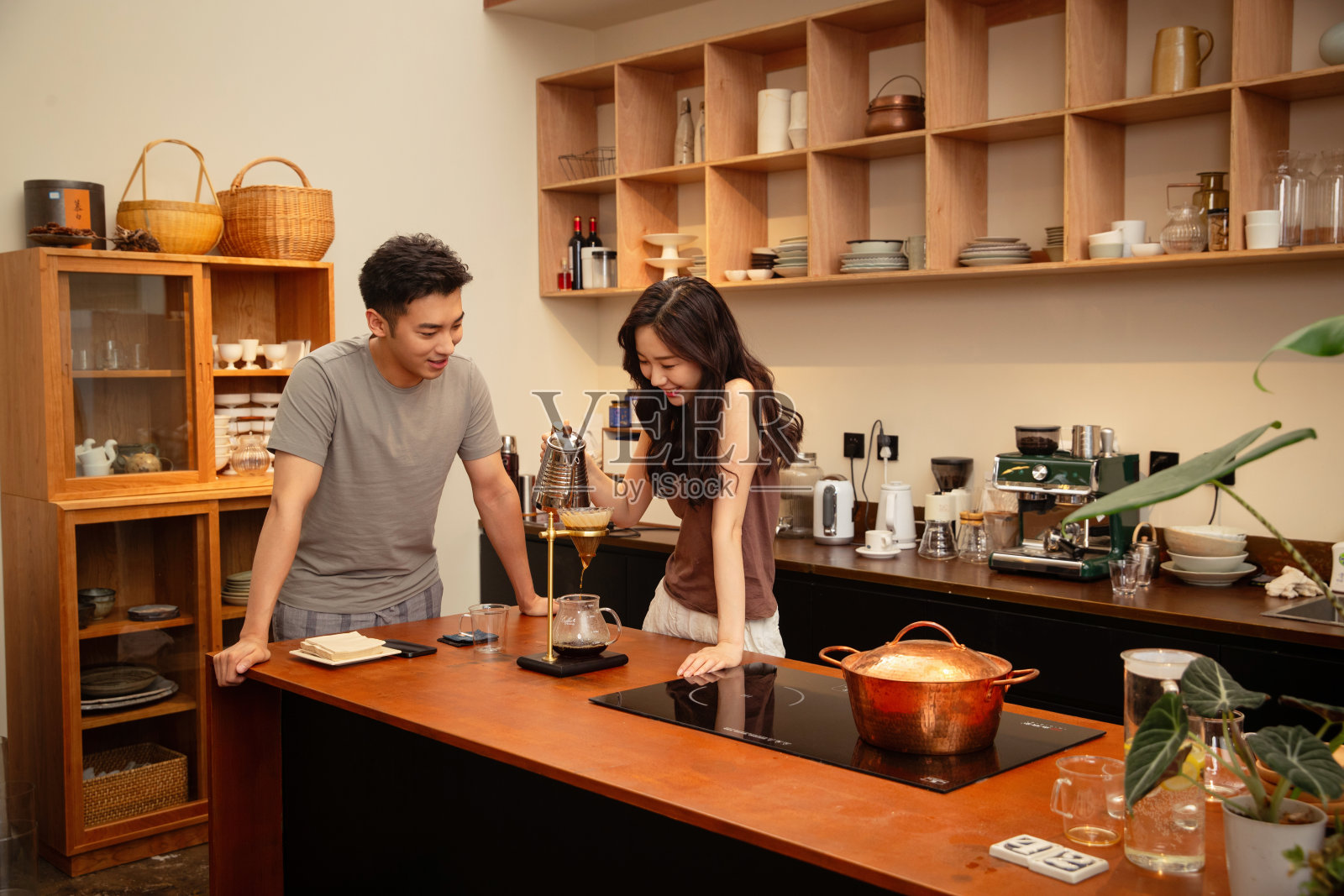 青年夫妇在家冲咖啡照片摄影图片