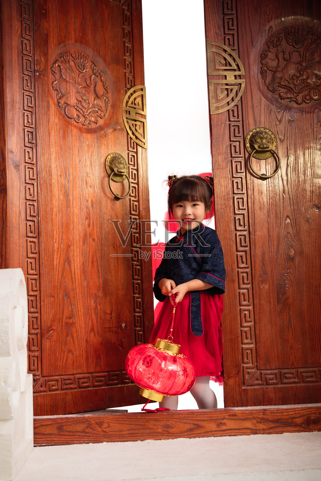 可爱的小女孩手提红灯笼庆祝新年照片摄影图片
