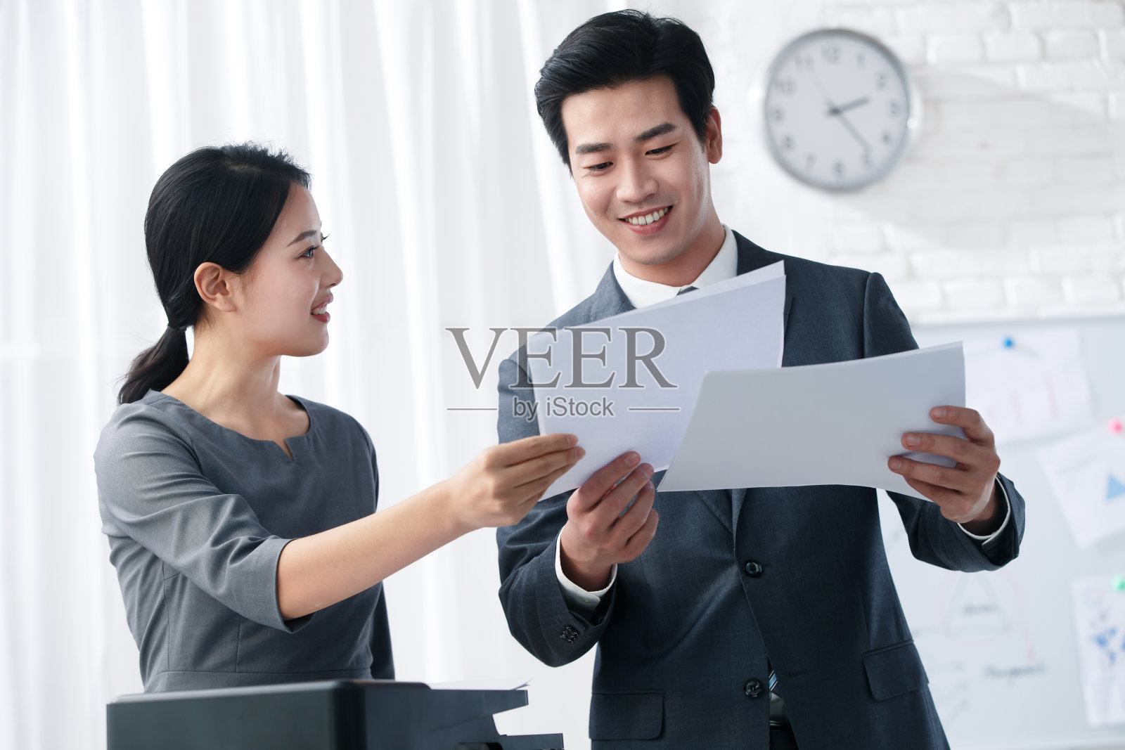 青年商务男女在办公照片摄影图片