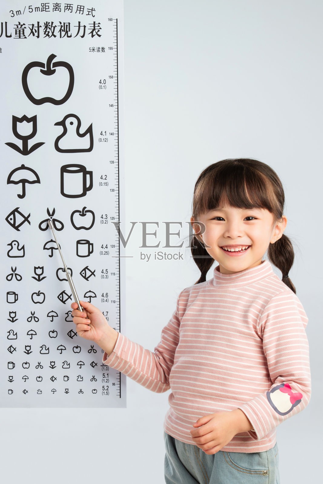 可爱的小女孩检查视力照片摄影图片