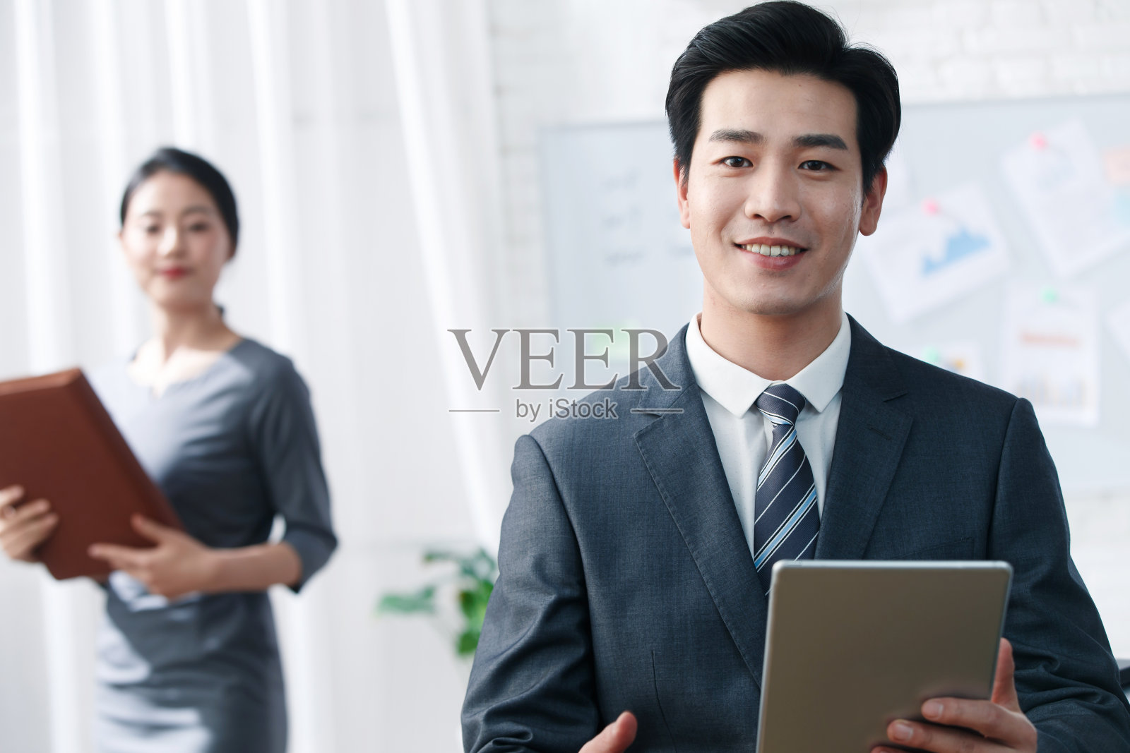 青年商务男女在办公照片摄影图片