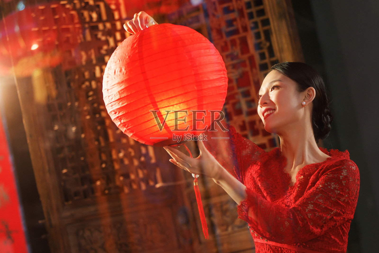 年轻女人过年挂红灯笼照片摄影图片