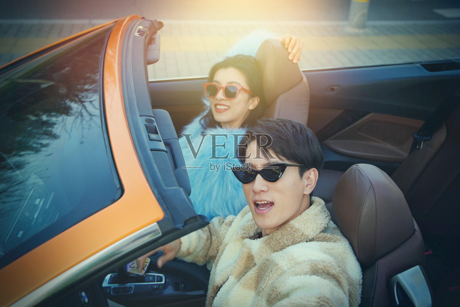 快乐的青年情侣驾驶跑车出行照片摄影图片