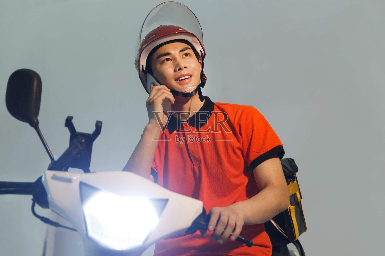 年轻的快递员在工作照片摄影图片