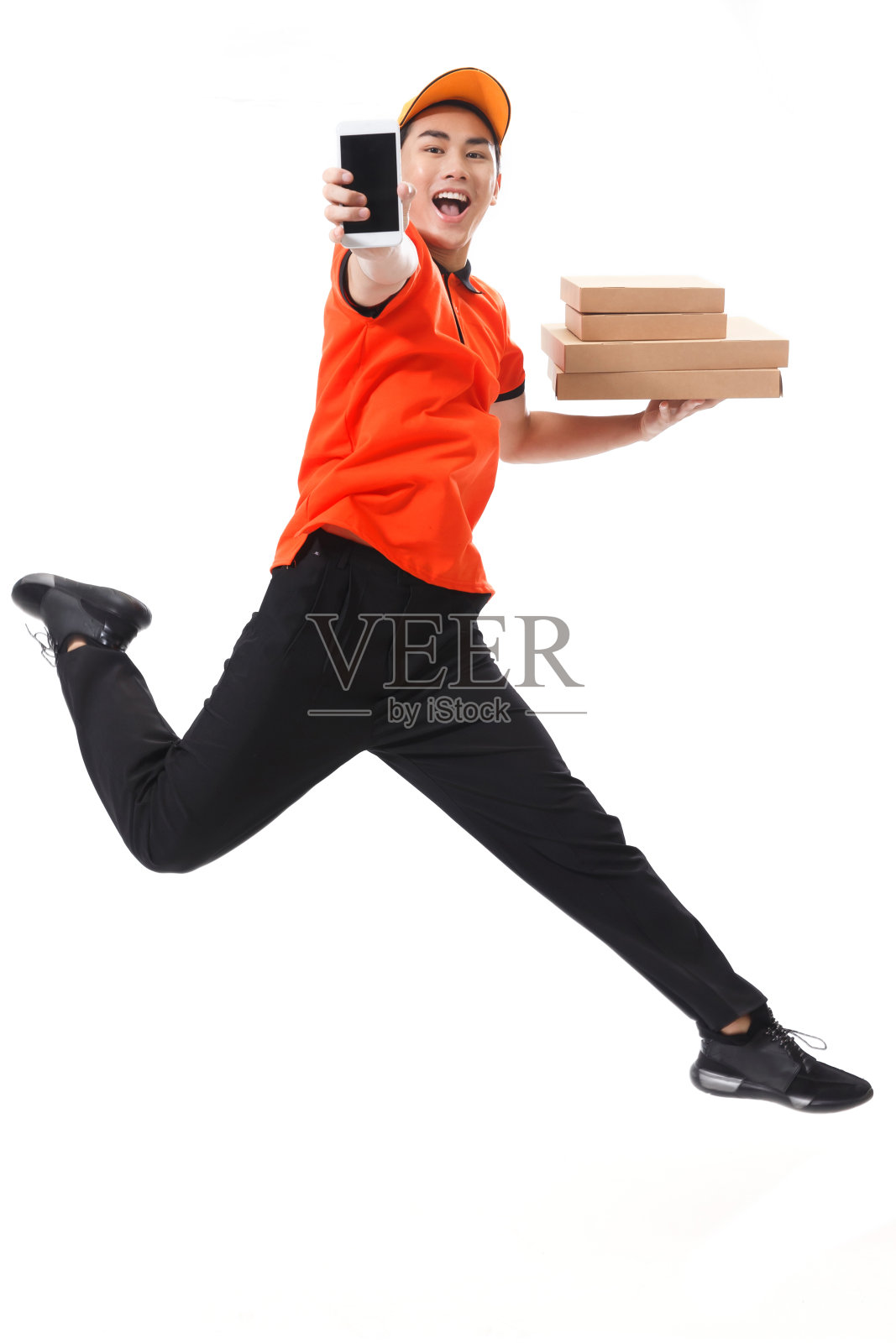 年轻的快递员在送外卖照片摄影图片