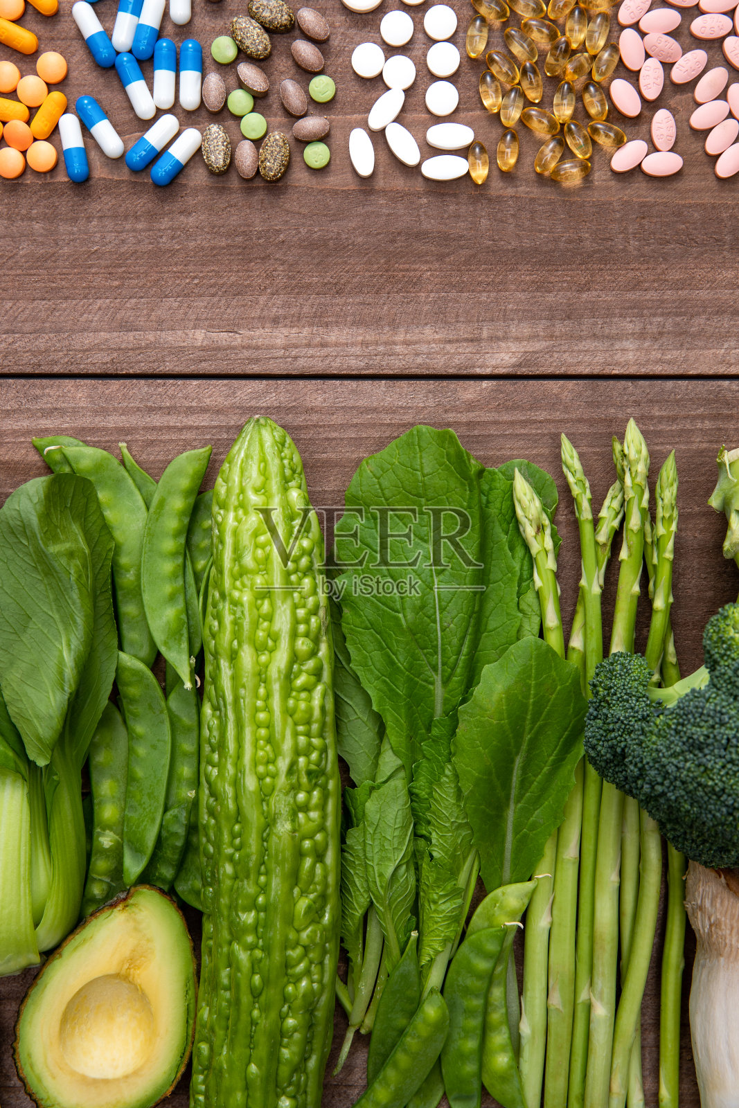 多色药品和绿色蔬菜照片摄影图片