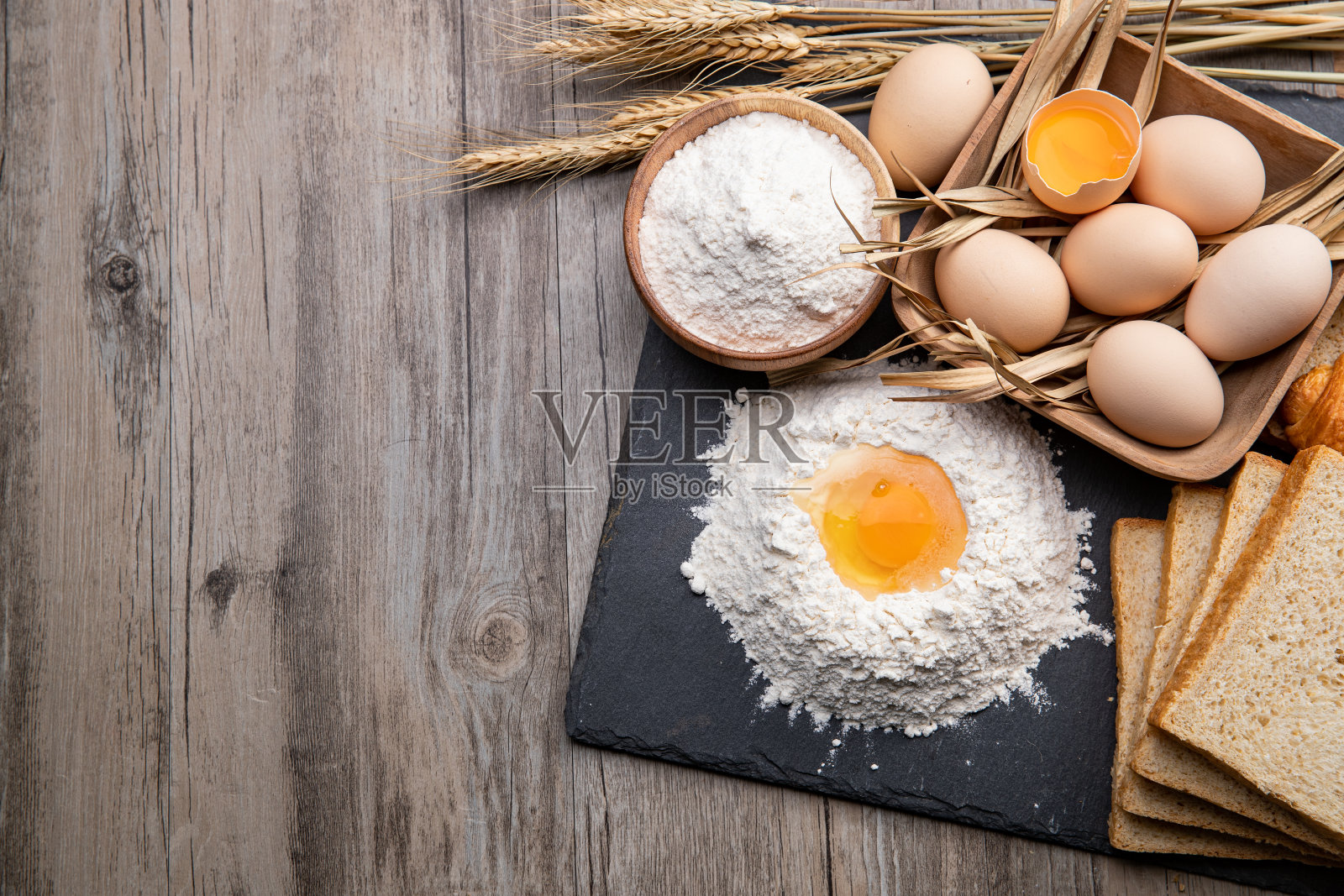 面包鸡蛋面粉照片摄影图片