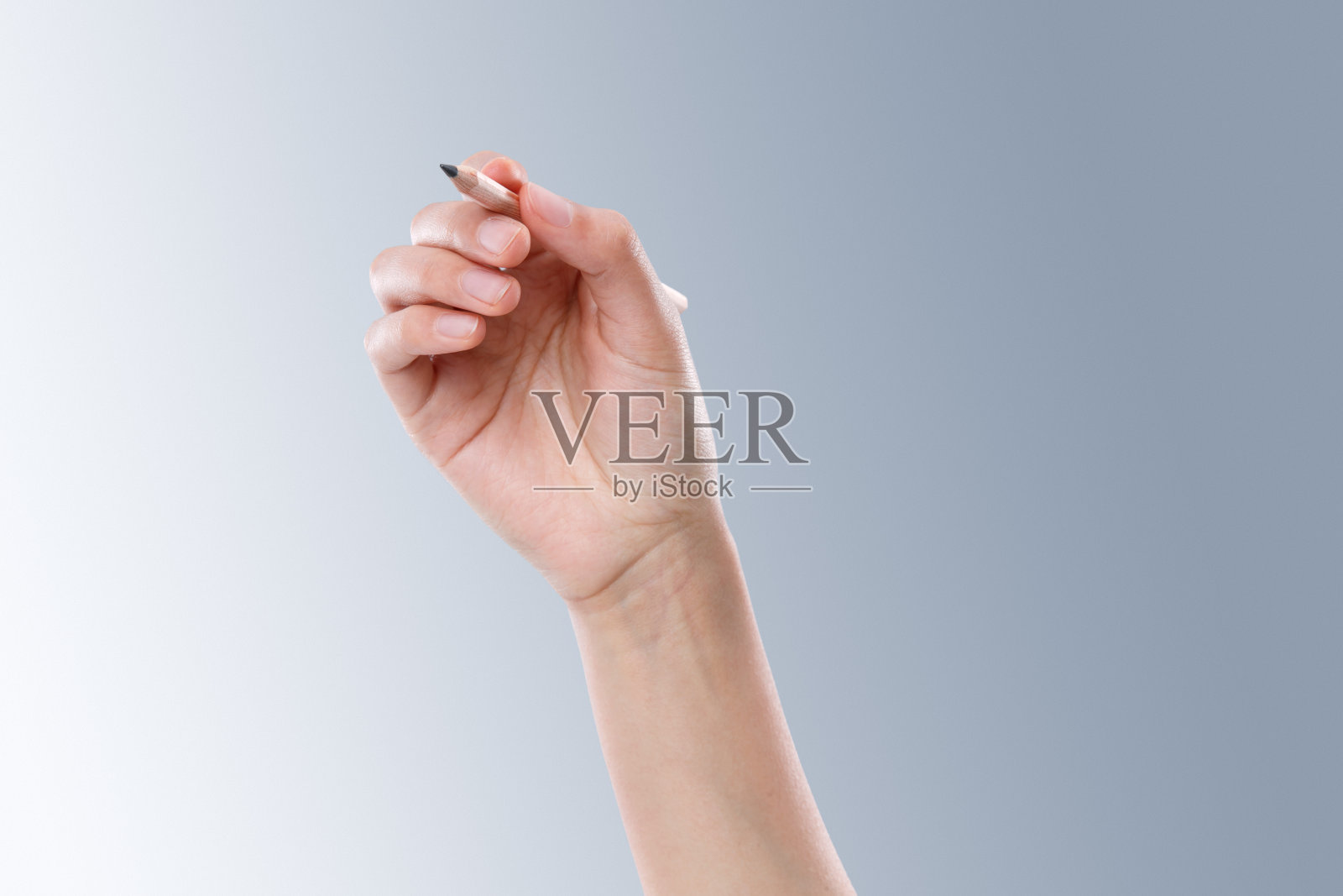 手拿铅笔照片摄影图片