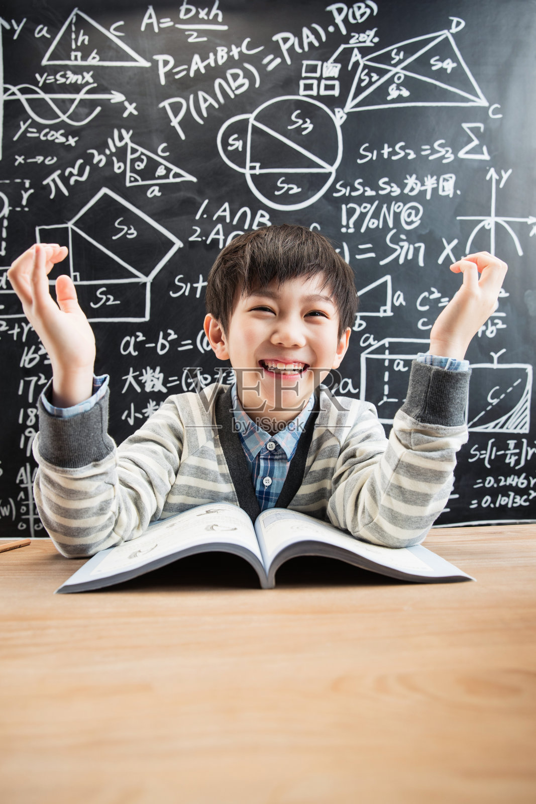 小男孩快乐学习照片摄影图片