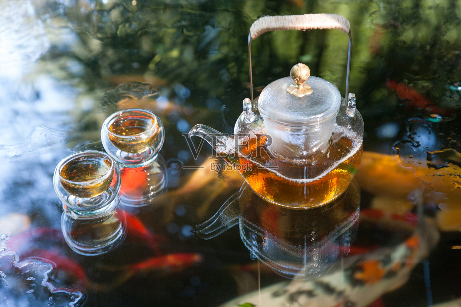 池塘边的茶具照片摄影图片