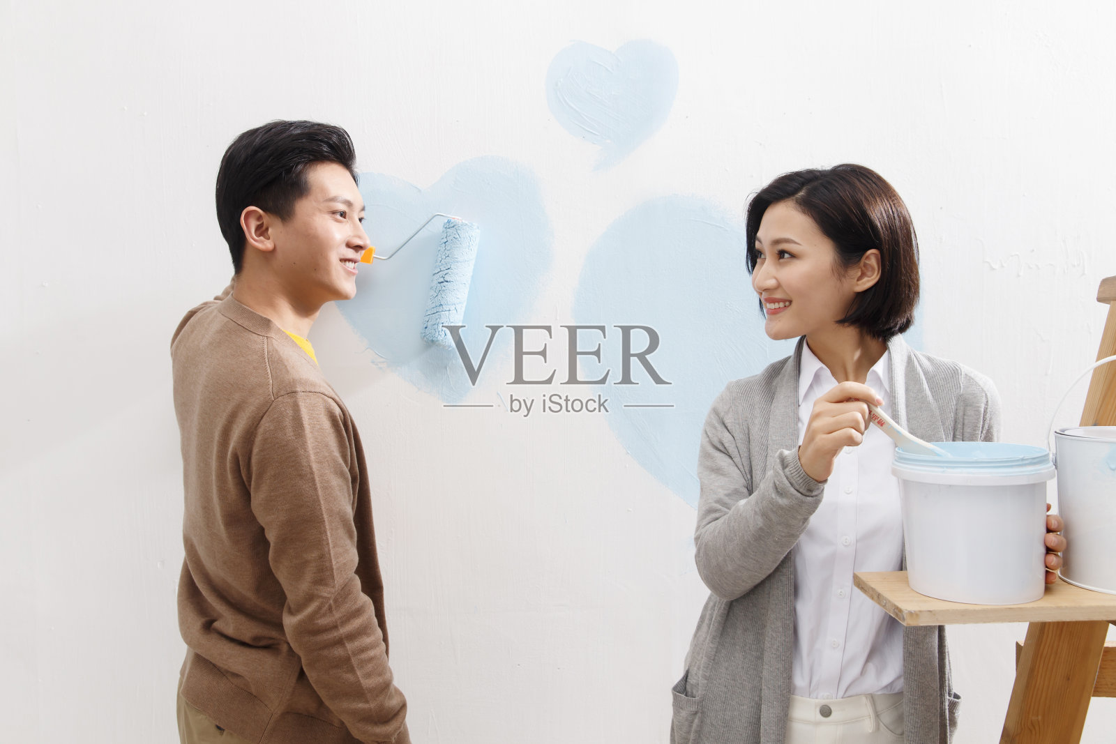 年轻夫妇装修房子照片摄影图片