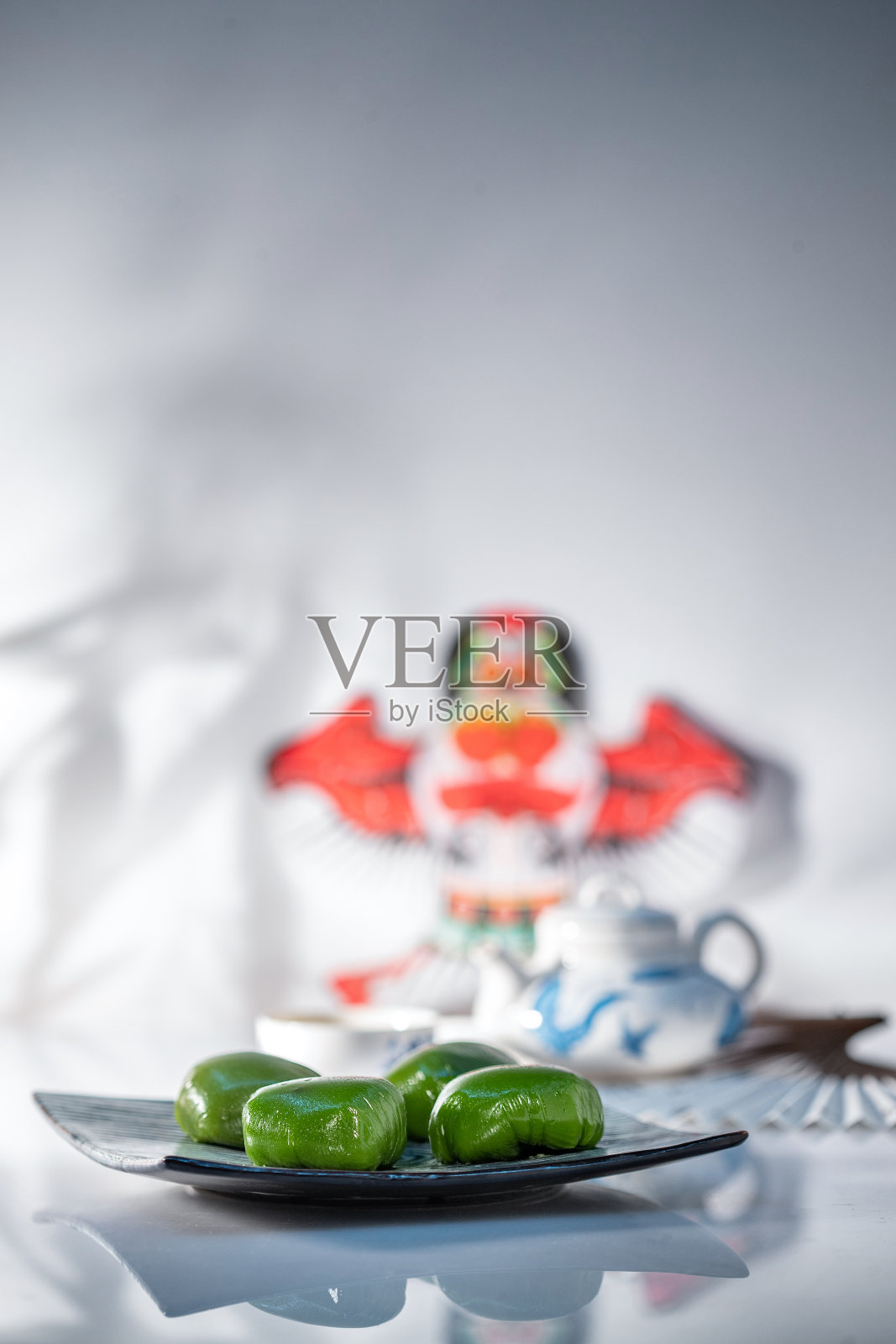 青团风筝和茶具照片摄影图片