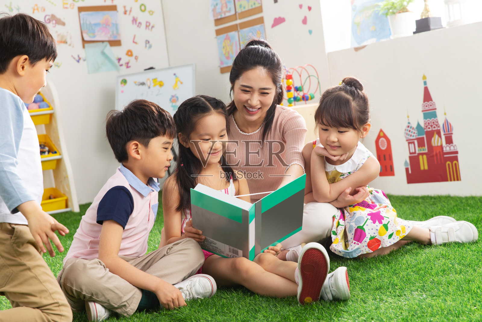 幼儿园老师给小朋友们讲故事照片摄影图片