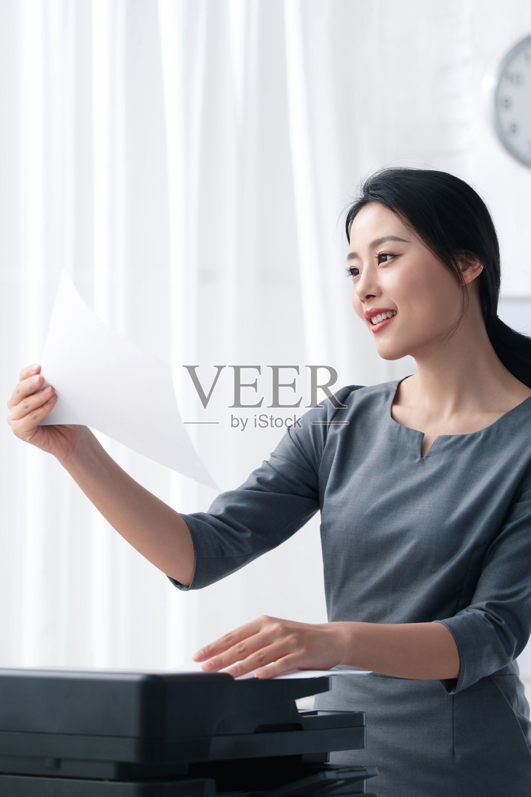 青年商务女人在办公照片摄影图片