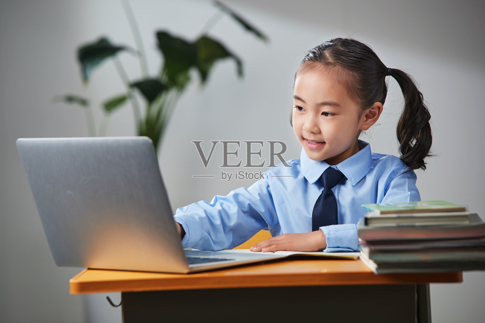 小学女生在线上网课照片摄影图片