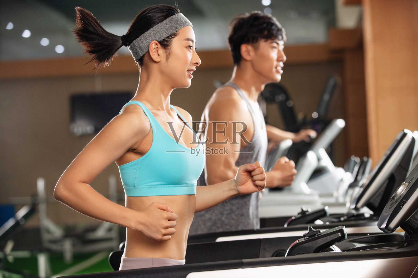 青年人在健身房里健身照片摄影图片