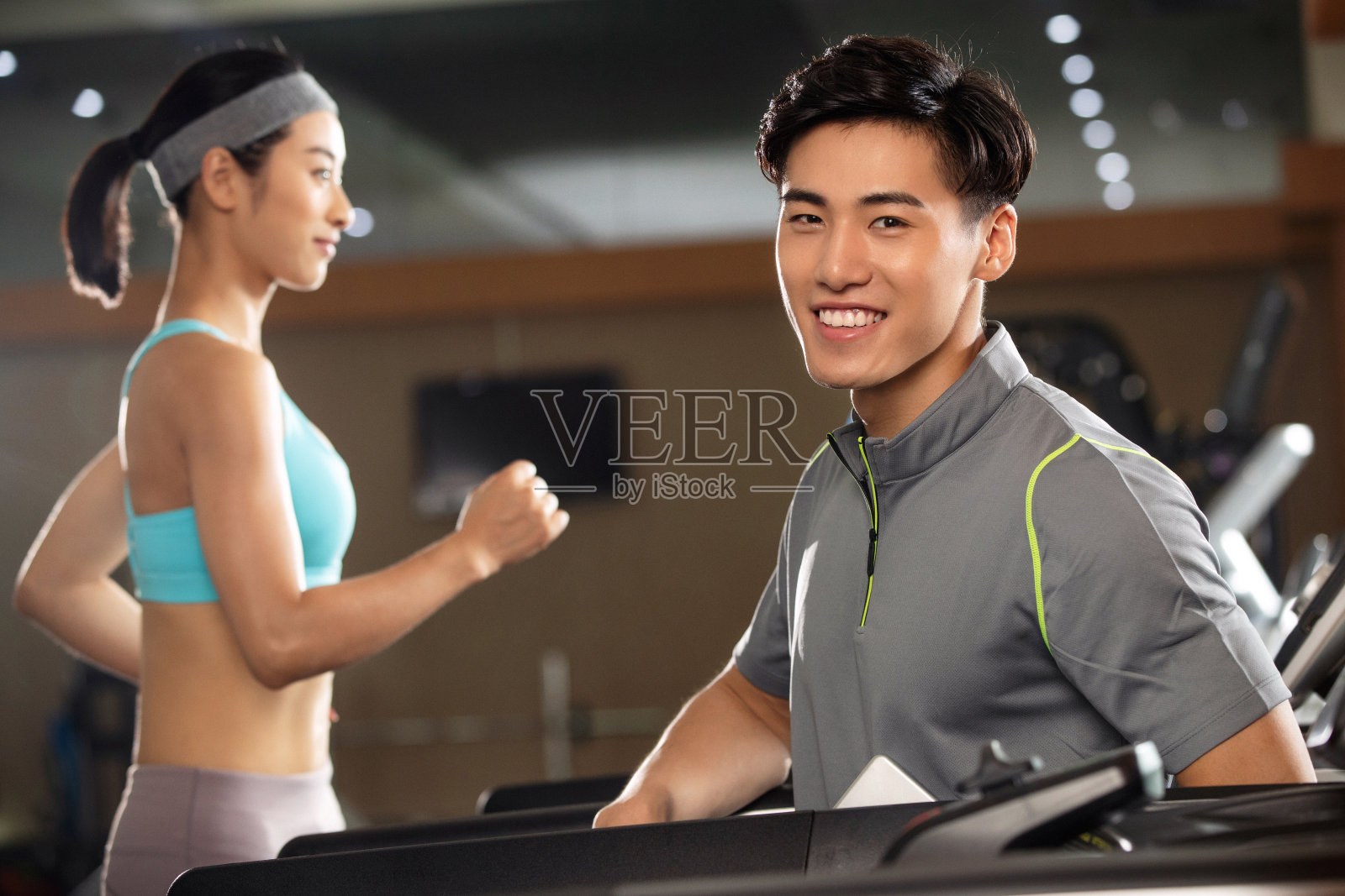 青年健身教练照片摄影图片