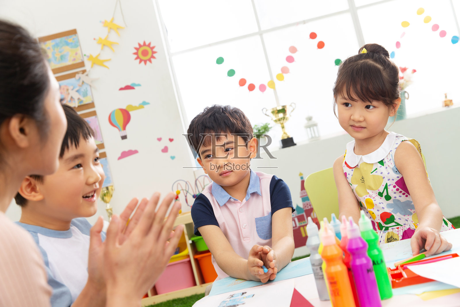 幼儿园老师和小朋友们照片摄影图片