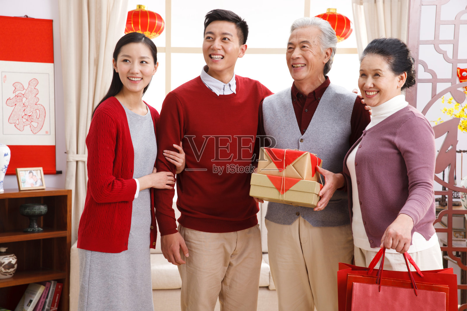 快乐家庭过新年照片摄影图片