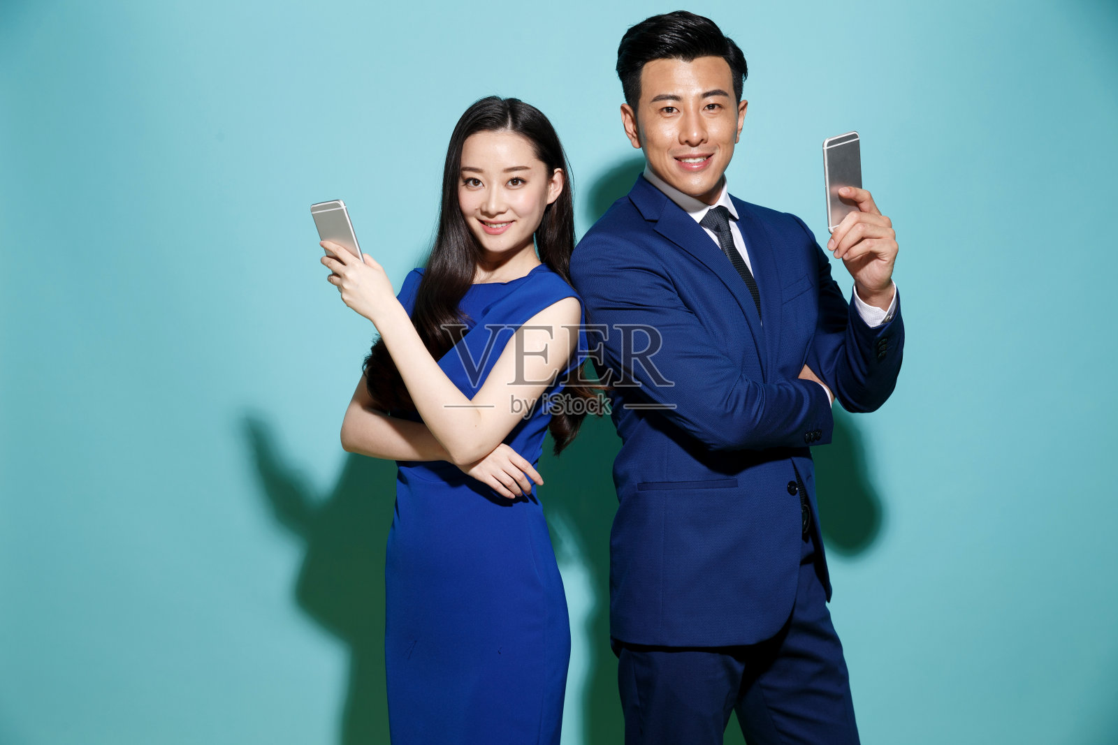 拿着手机的青年商务人士照片摄影图片