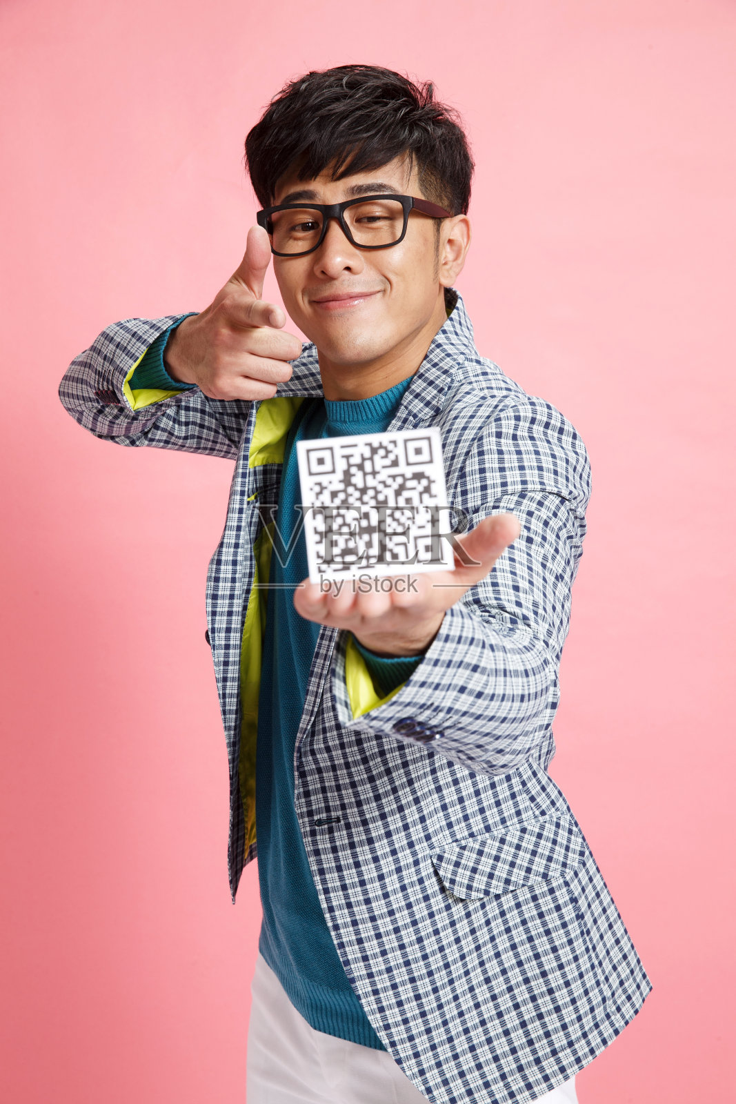 时尚年轻男人拿着二维码照片摄影图片