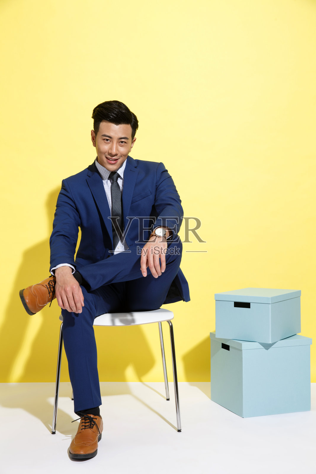 青年商务男士照片摄影图片