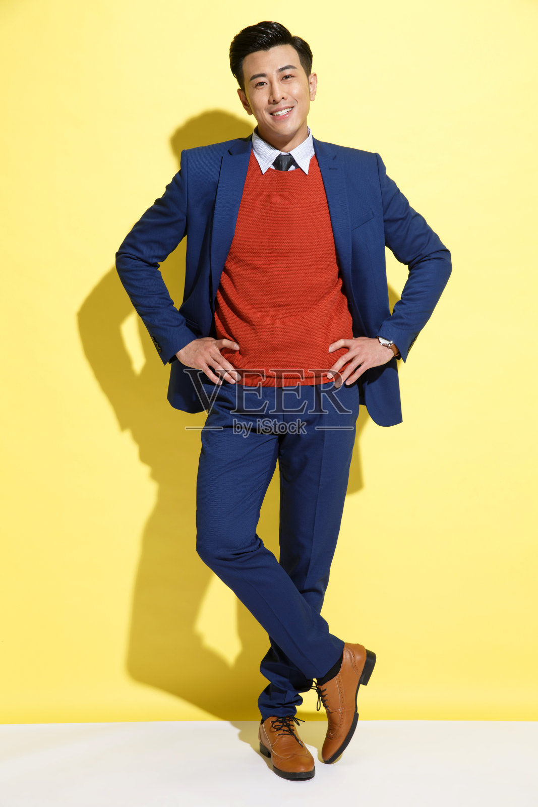 青年商务男士照片摄影图片