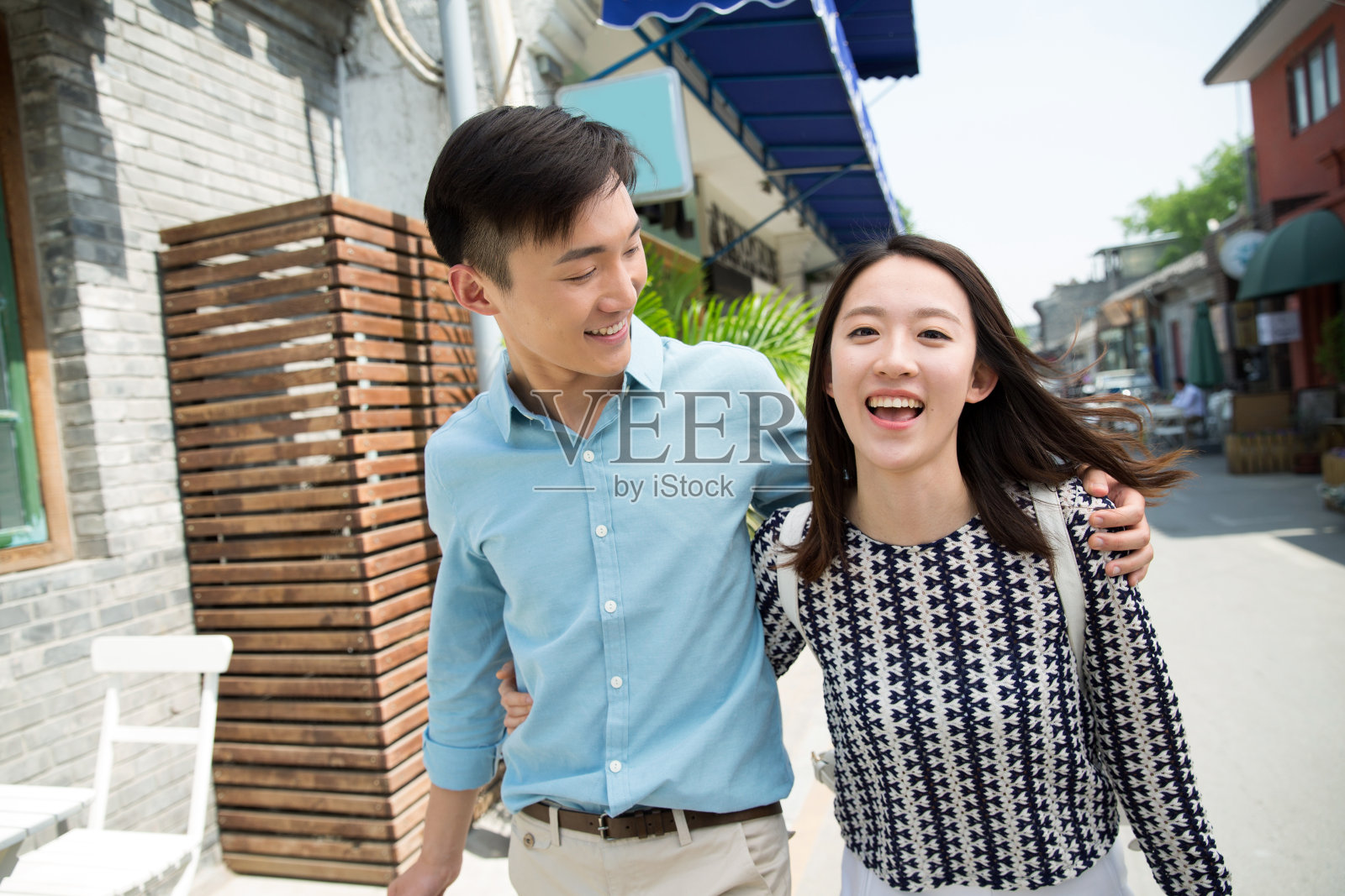 青年情侣逛街购物照片摄影图片