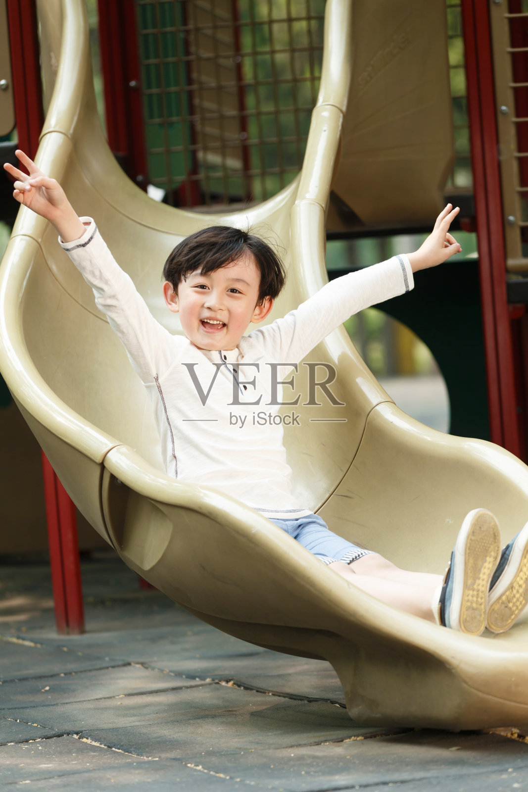 小男孩滑滑梯照片摄影图片