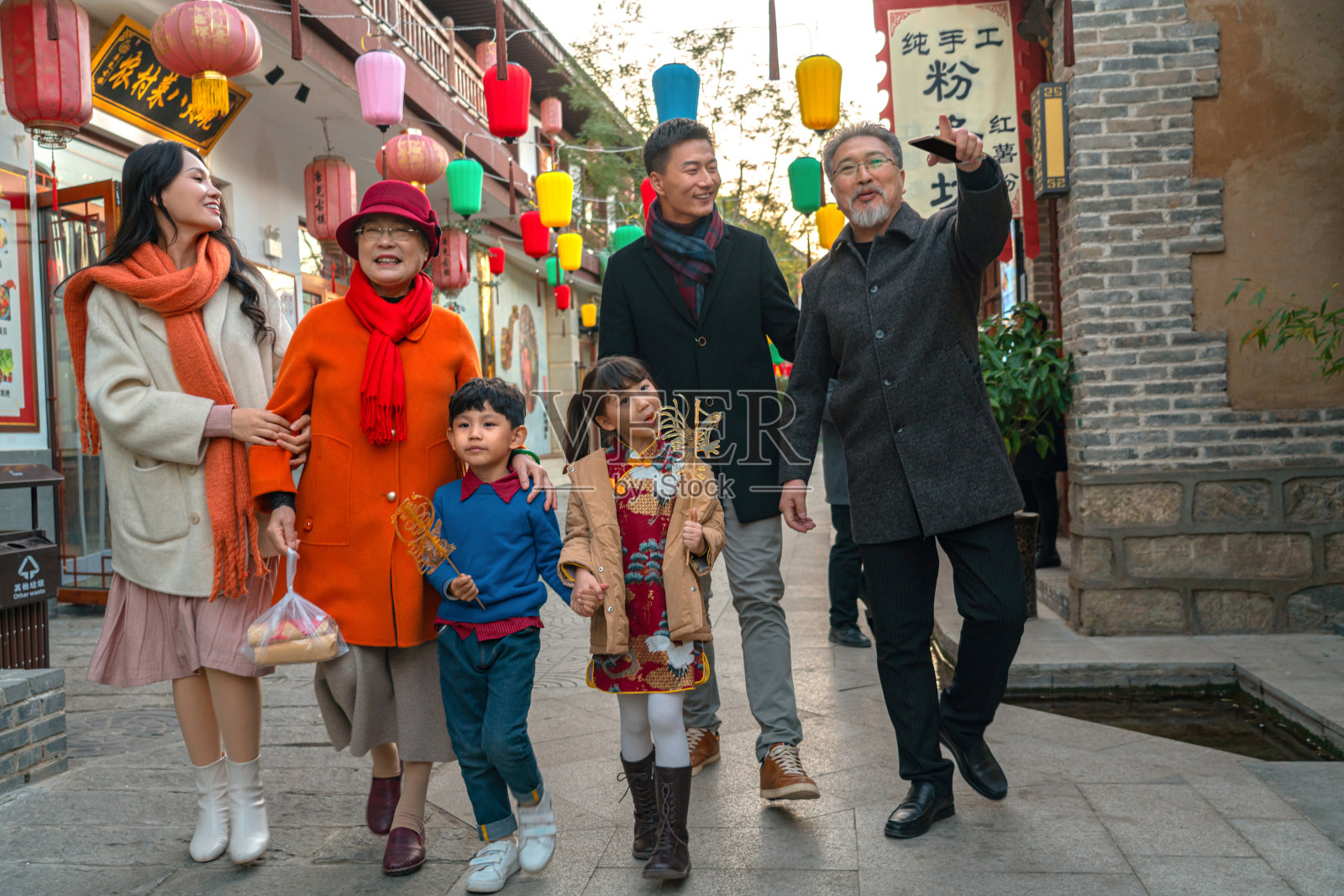 逛庙会的幸福六口之家照片摄影图片
